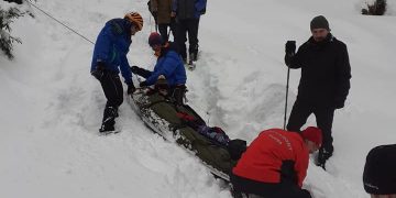 Turistă cu fractură la genunchi, salvată de „eroii” din Borșa