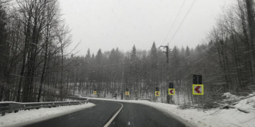 Circulație rutieră în condiții de iarnă pe drumurile din Maramureș