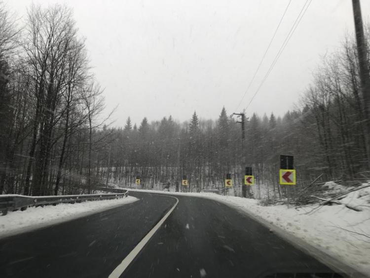 Circulație rutieră în condiții de iarnă pe drumurile din Maramureș