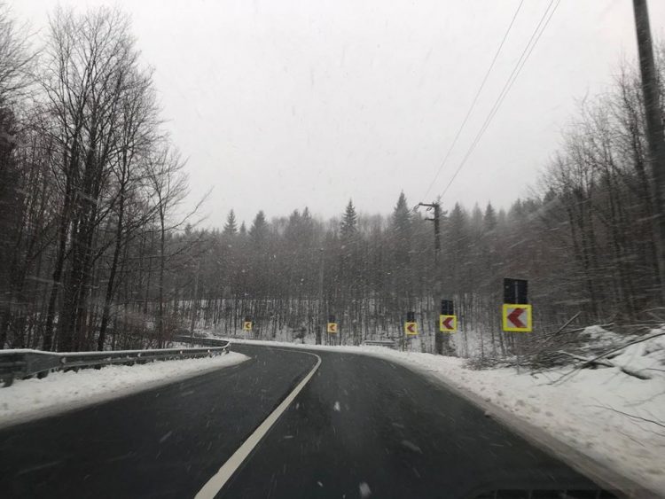 Circulaţie rutieră în condiţii de iarnă pe drumurile din Maramureş