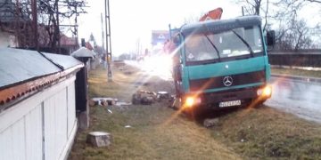 Un camion plin cu lemne a spulberat trei copii, unul dintre ei a murit pe loc