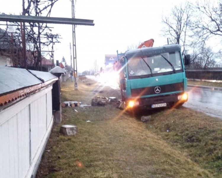 Un camion plin cu lemne a spulberat trei copii, unul dintre ei a murit pe loc
