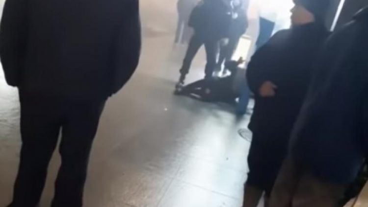 Să ne aducem aminte de 10 august: Jandarm filmat în timp ce lovea şi înjura un bărbat