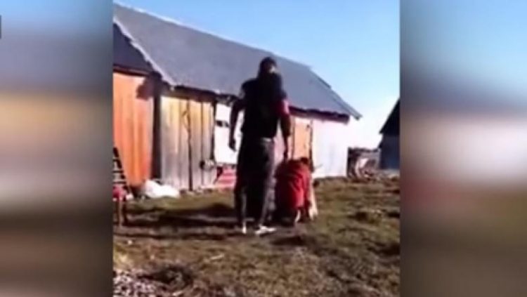 Adolescentă de 15 ani însărcinată, bătută cu biciul de iubit