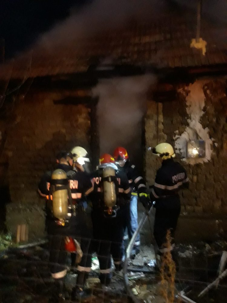 Incendiu devastator în Tăuții Măgherăuș. Focul a pornit de la o țigară – FOTO