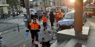 Actualizare / Impact puternic între două maşini în Baia Mare. Şapte persoane implicate, două încarcerate, un pieton inconştient – galerie foto