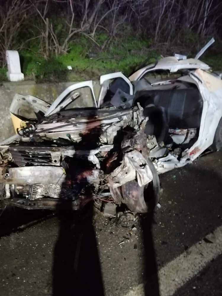 Accident devastator. Patru tineri cu vârste între 20 și 30 de ani au murit pe loc într-un Logan strivit de TIR – Video