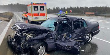 Impact devastator. Tânăr mort în Mercedesul intrat în TIR-ul unui român