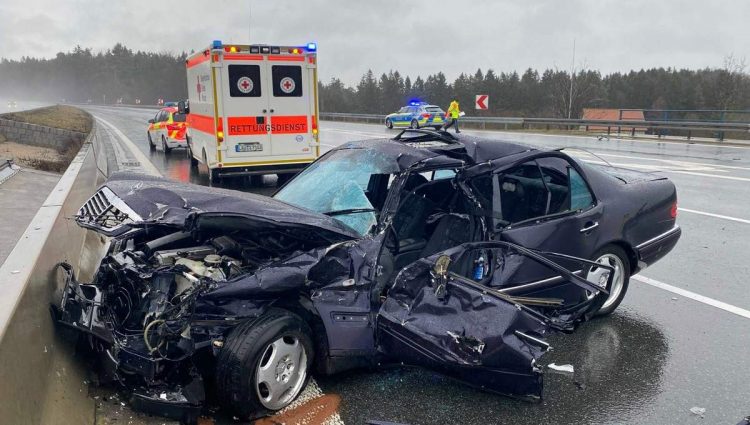 Impact devastator. Tânăr mort în Mercedesul intrat în TIR-ul unui român