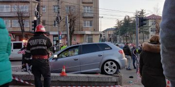 Actualizare / Impact puternic între două maşini în Baia Mare. Şapte persoane implicate, două încarcerate, un pieton inconştient – galerie foto