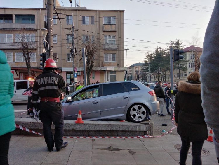 Actualizare / Impact puternic între două maşini în Baia Mare. Şapte persoane implicate, două încarcerate, un pieton inconştient – galerie foto