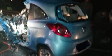 Ford Ka, impact frontal cu un TIR. Şoferul a murit pe loc