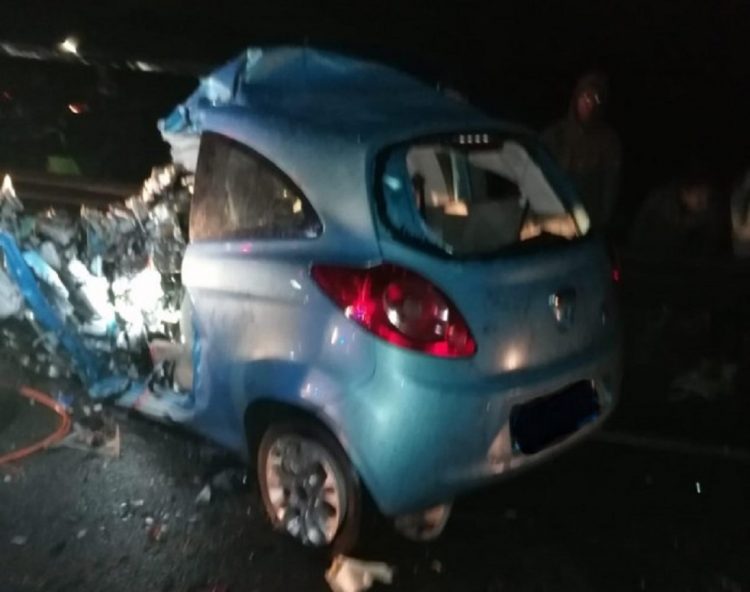 Ford Ka, impact frontal cu un TIR. Şoferul a murit pe loc