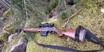 Descinderi la Borşa: o armă, produse pirotehnice şi trofee ridicate de poliţişti în urma unor percheziţii domiciliare