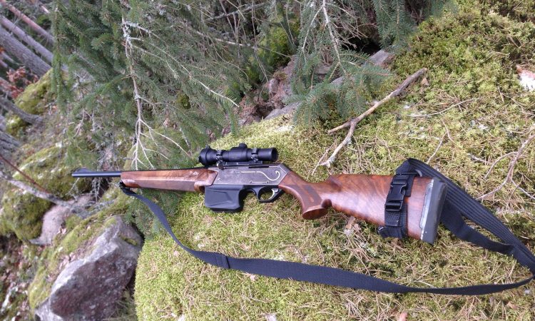 Descinderi la Borşa: o armă, produse pirotehnice şi trofee ridicate de poliţişti în urma unor percheziţii domiciliare