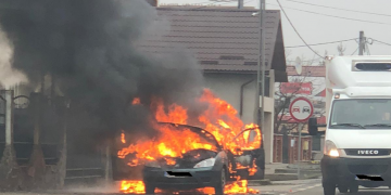 De ultim moment: Un autoturism arde ca o torță în Recea. FOTO