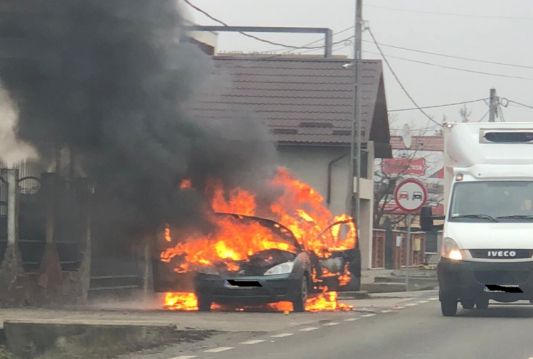 De ultim moment: Un autoturism arde ca o torță în Recea. FOTO