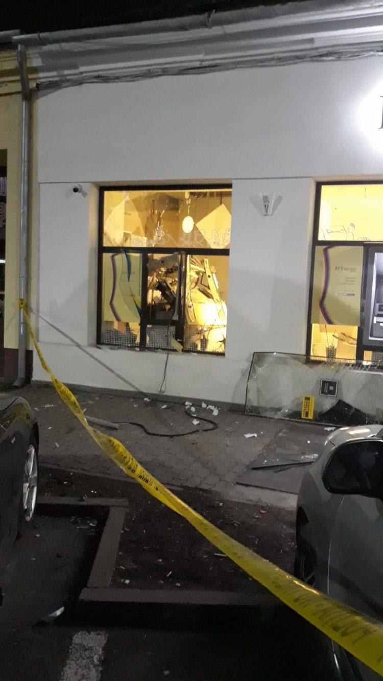 Bancomate aruncate în aer. Hoţii au fugit cu o avere