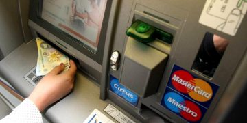 Poliţiştii din Baia Sprie caută o persoană care a sustras 2000 de lei dintr-un bancomat
