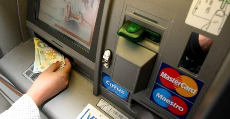 Poliţiştii din Baia Sprie caută o persoană care a sustras 2000 de lei dintr-un bancomat