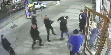 Tânăr snopit în bătaie de bodyguarzi. L-au lovit cu bastoane, pumni şi picioare până la leşin