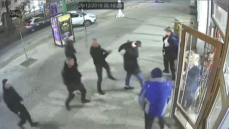 Tânăr snopit în bătaie de bodyguarzi. L-au lovit cu bastoane, pumni şi picioare până la leşin