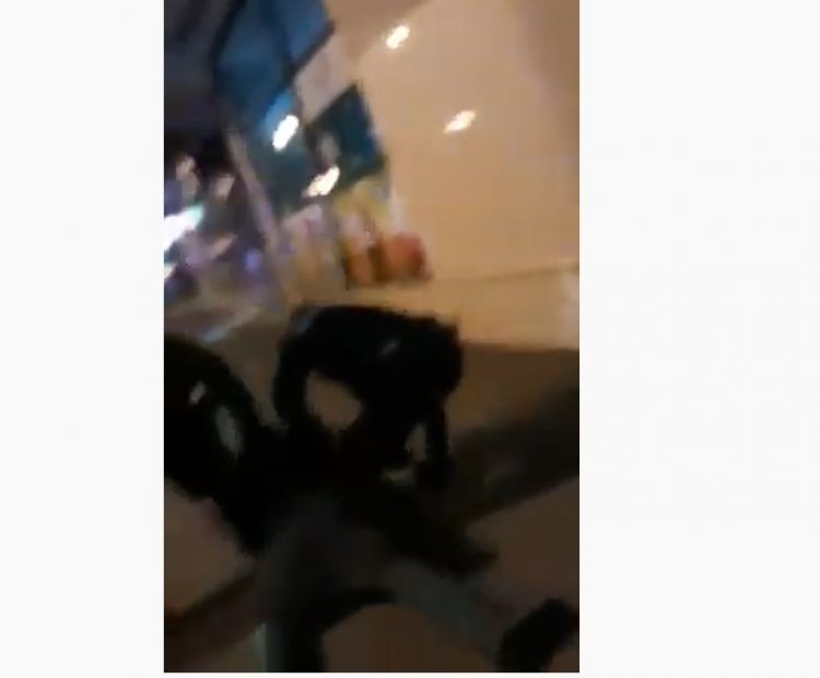 Băimărean încătuşat în plină stradă de poliţişti. Totul a fost filmat de soţia victimei – video