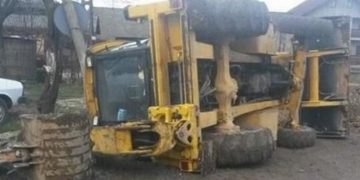 Bărbat decedat după ce a fost strivit de un buldoexcavator