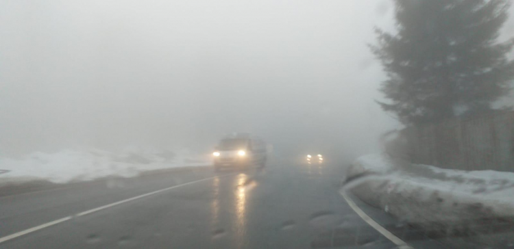Vizibilitate redusă de ceață în Pasul Gutâi și Pasul Prislop