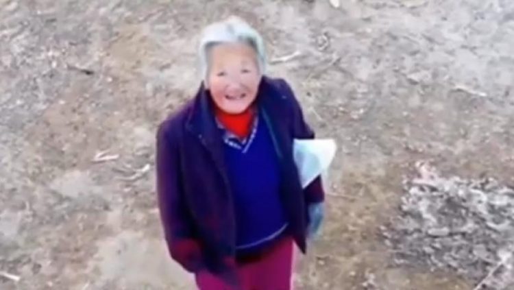 Chinezii sunt somaţi cu drone să poarte mască: „Bunico, nu te mai holba! Du-te şi spală-te pe mâini!”