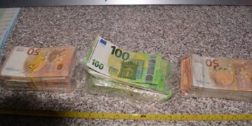 Circa 90.000 de euro contrafăcuţi, descoperiţi de poliţişti