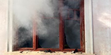 Actualizare / Incendiu la Sighetu Marmaţiei. Două persoane intoxicate cu fum au fost transportate la spital – foto