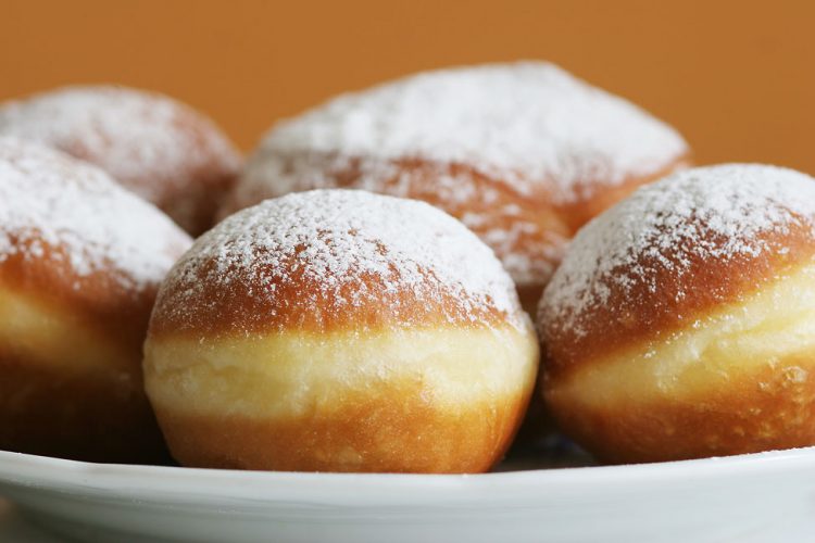 Gogoși pufoase făcute după rețeta moștenită de la bunica