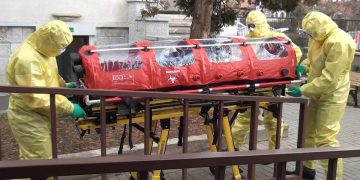 Fetiţă de 5 ani suspectă de coronavirus. Copila a fost luată cu izoleta