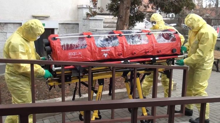 Fetiţă de 5 ani suspectă de coronavirus. Copila a fost luată cu izoleta