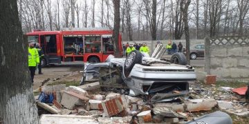 Doi morţi, după ce un BMW s-a dezintegrat la impactul cu un gard de beton