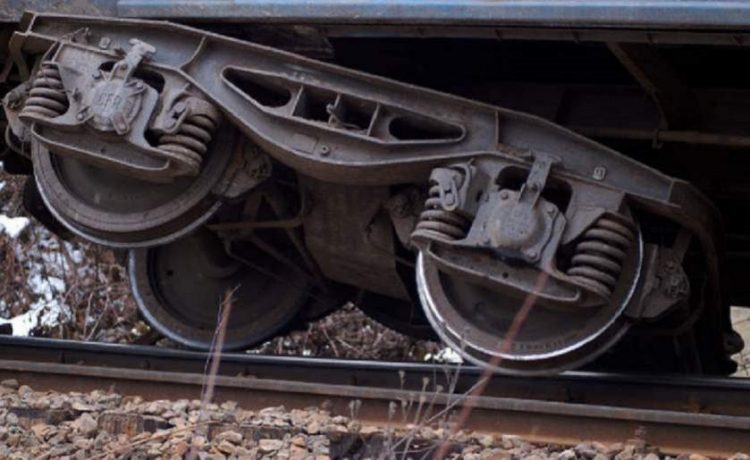 Un tren de marfă privat, cu 28 de vagoane, a deraiat la Feteşti