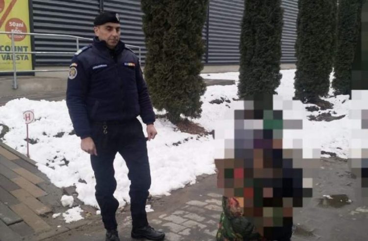 O femeie şi-a pierdut nepoţii într-o parcare de la supermarket