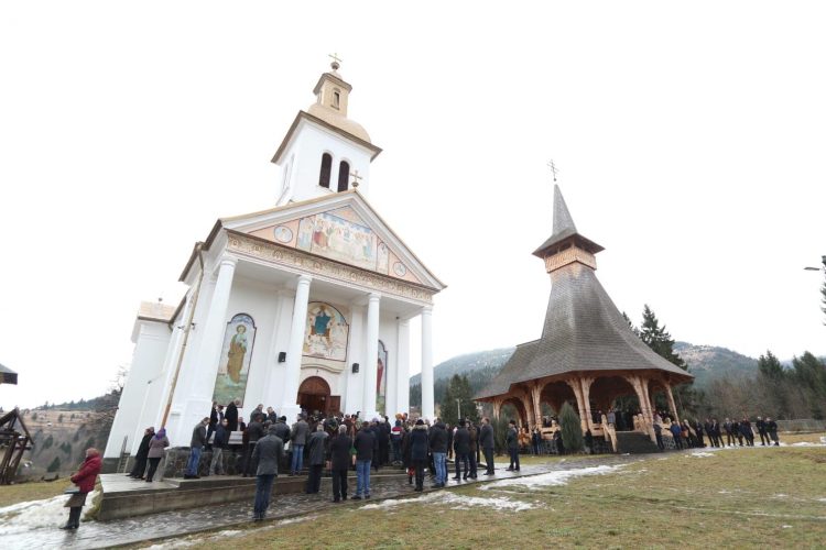 Mulţime de credincioşi la hramul de iarnă al Mănăstirii „Adormirea Maicii Domnului” din Moisei