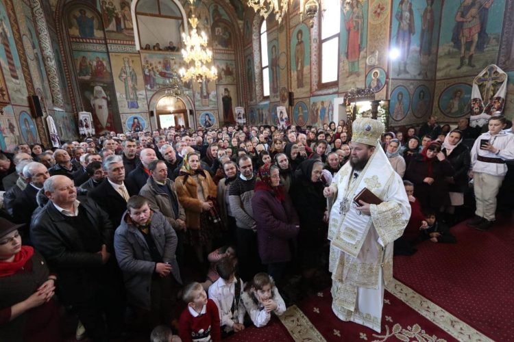 Mulţime de credincioşi la hramul de iarnă al Mănăstirii „Adormirea Maicii Domnului” din Moisei