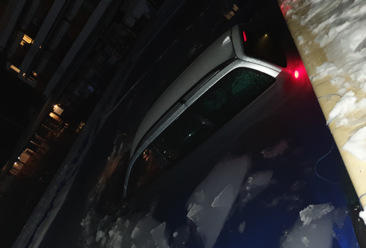 Să vezi și să nu crezi: Un șofer a intrat cu mașina într-o piscină din Ocna Șugatag