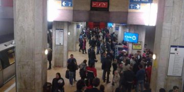 Scene incredibile în București: tânăr asiatic, dat jos din metrou, scuipat și bruscat de fanii Rapidului