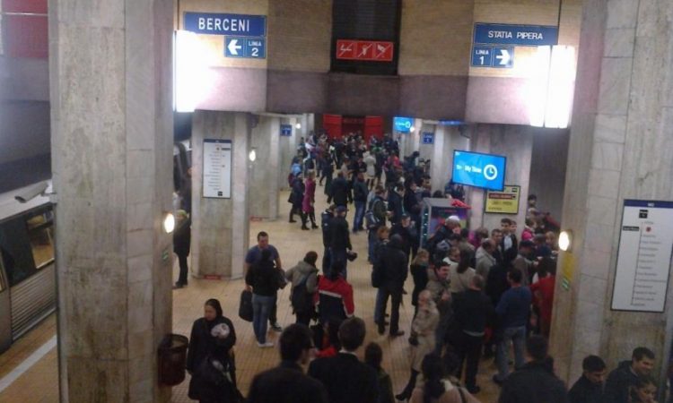 Scene incredibile în București: tânăr asiatic, dat jos din metrou, scuipat și bruscat de fanii Rapidului