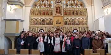 130 de studenți catolici s-au rugat la icoana din Peleș