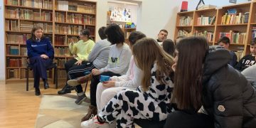 Elevi de gimnaziu şi liceu de la trei unităţi de învăţământ din Baia Mare, instruiţi de poliţiştii specializaţi în analiza şi prevenirea criminalităţii