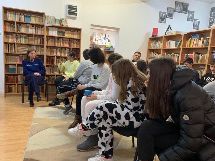 Elevi de gimnaziu şi liceu de la trei unităţi de învăţământ din Baia Mare, instruiţi de poliţiştii specializaţi în analiza şi prevenirea criminalităţii