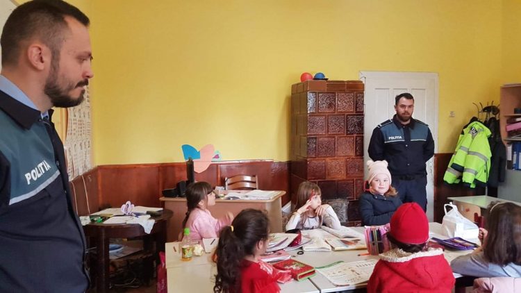 Poliţiştii Posturilor Comunale Băseşti şi Coroieni, în dialog cu copiii despre siguranţă şi respectarea regulilor