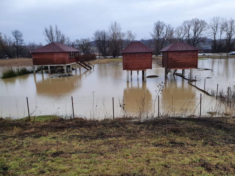 Situația hidrologică în Maramureș: căi de acces inundate la Tg. Lăpuş, depășirea cotei de atenție pe Lăpuș la Lăpușel, ape deversate la Cătălina