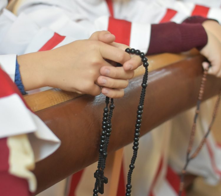 Radio Maria transmite azi Rozariul copiilor, din cinci biserici diferite, printre care şi Biserica „Buna vestire” din Baia Mare