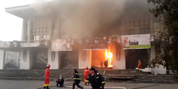 Arde Casa de Cultură din Baia Mare. FOTO